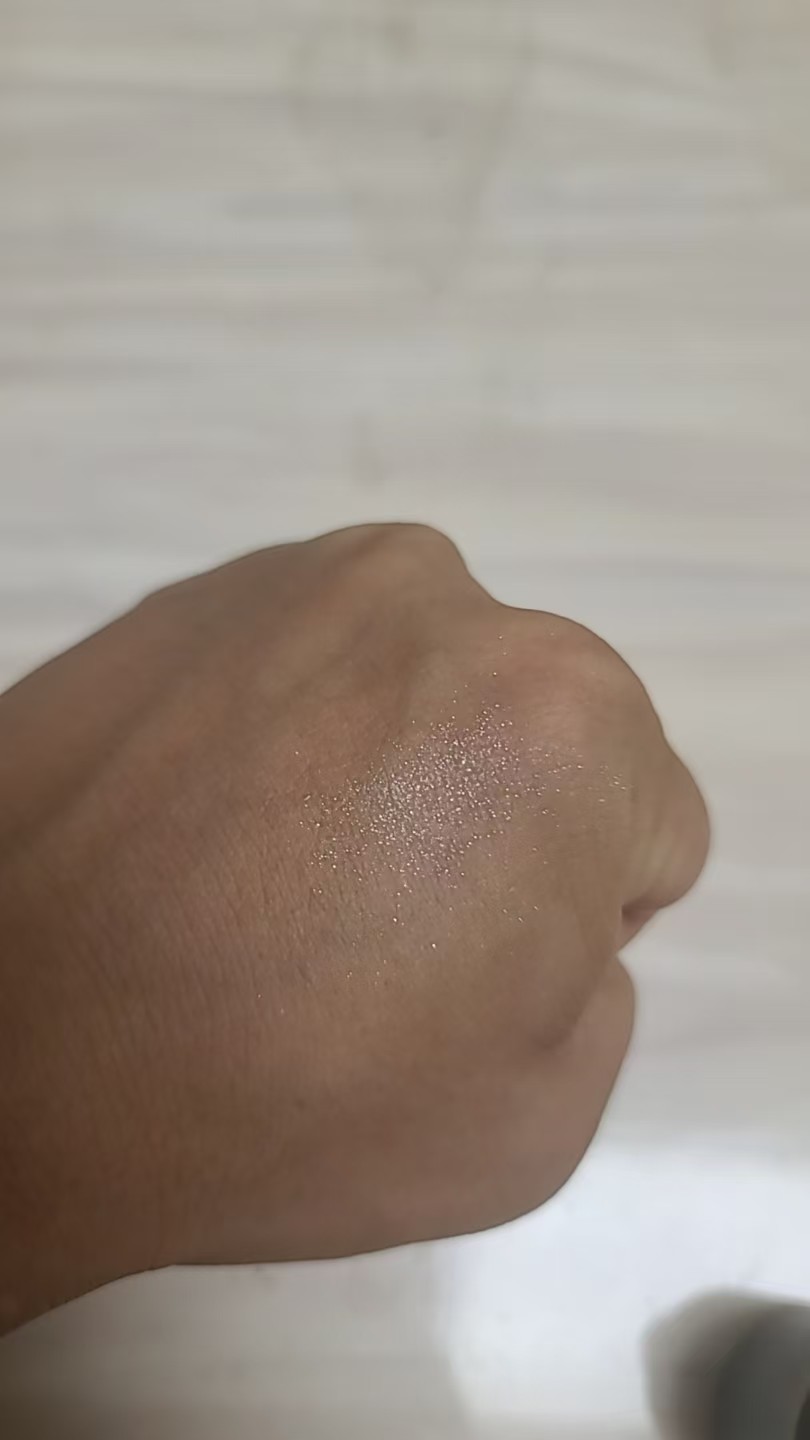Visual pearlescent-effect demonstration on skin